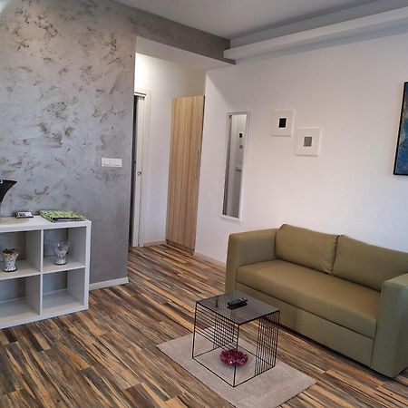 Apartments And Rooms Lorena 236 ロヴィニ エクステリア 写真