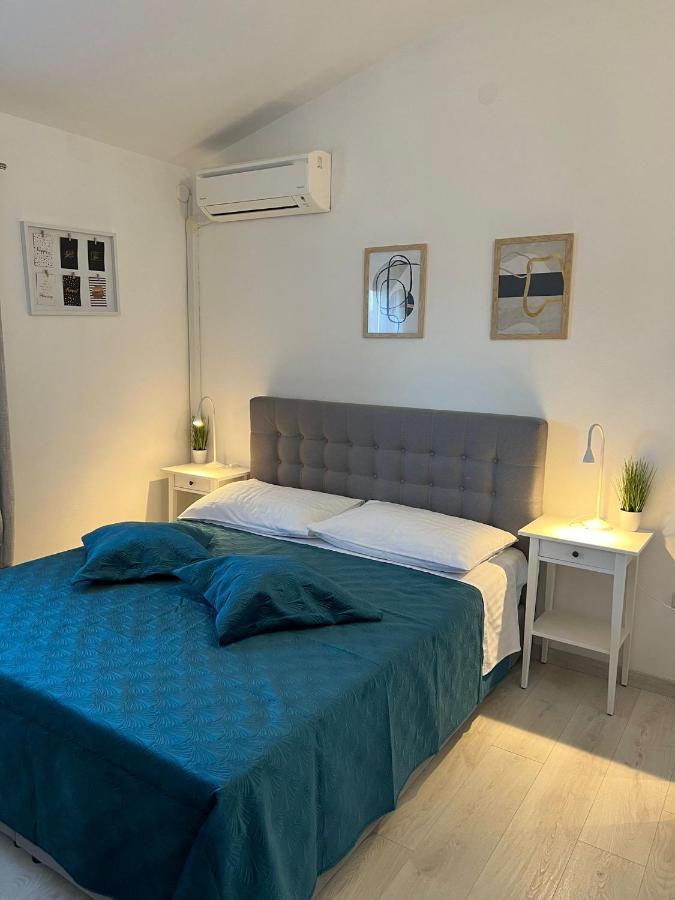 Apartments And Rooms Lorena 236 ロヴィニ エクステリア 写真