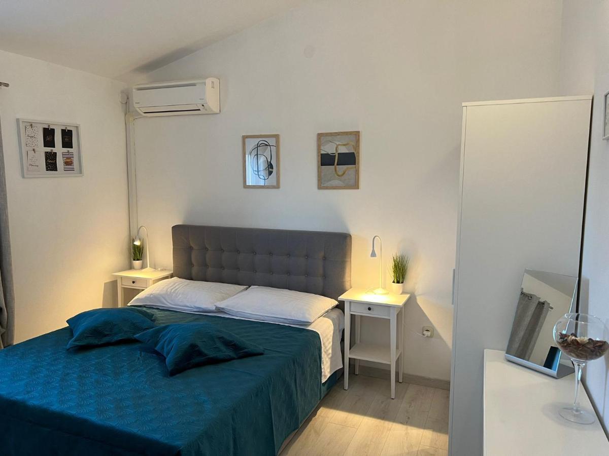Apartments And Rooms Lorena 236 ロヴィニ エクステリア 写真