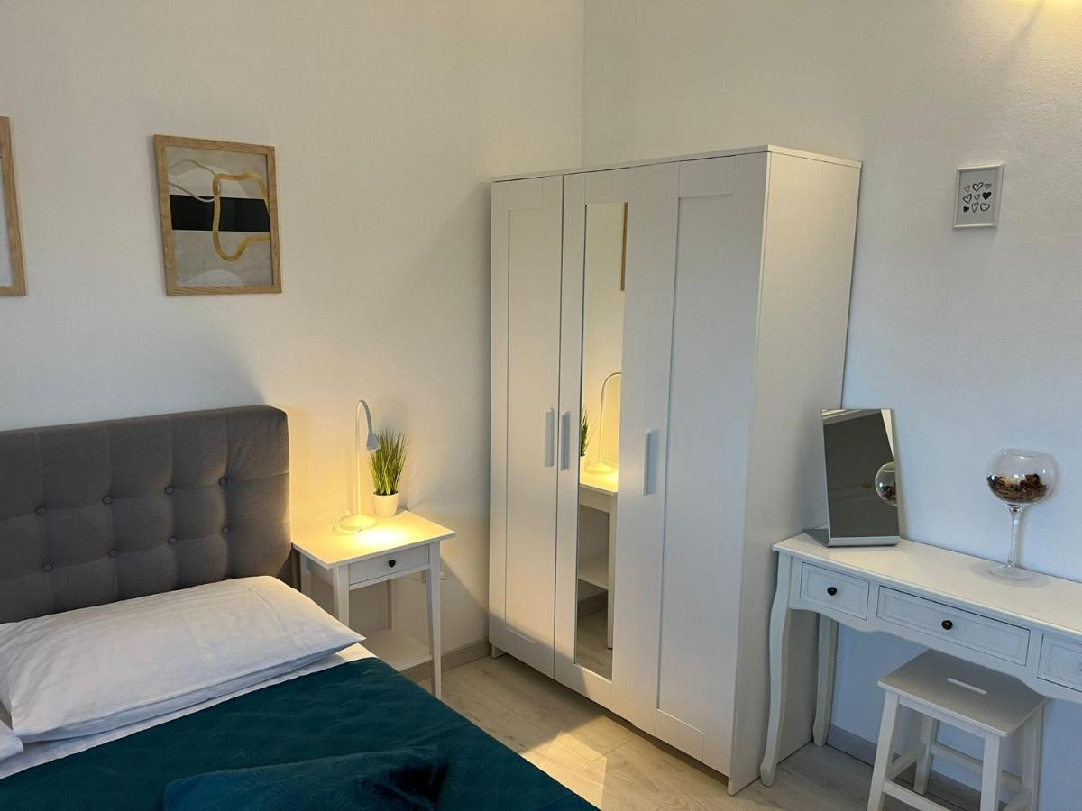Apartments And Rooms Lorena 236 ロヴィニ エクステリア 写真