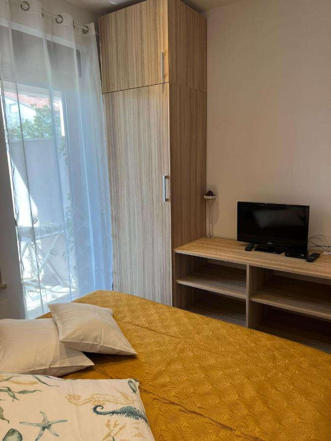 Apartments And Rooms Lorena 236 ロヴィニ エクステリア 写真