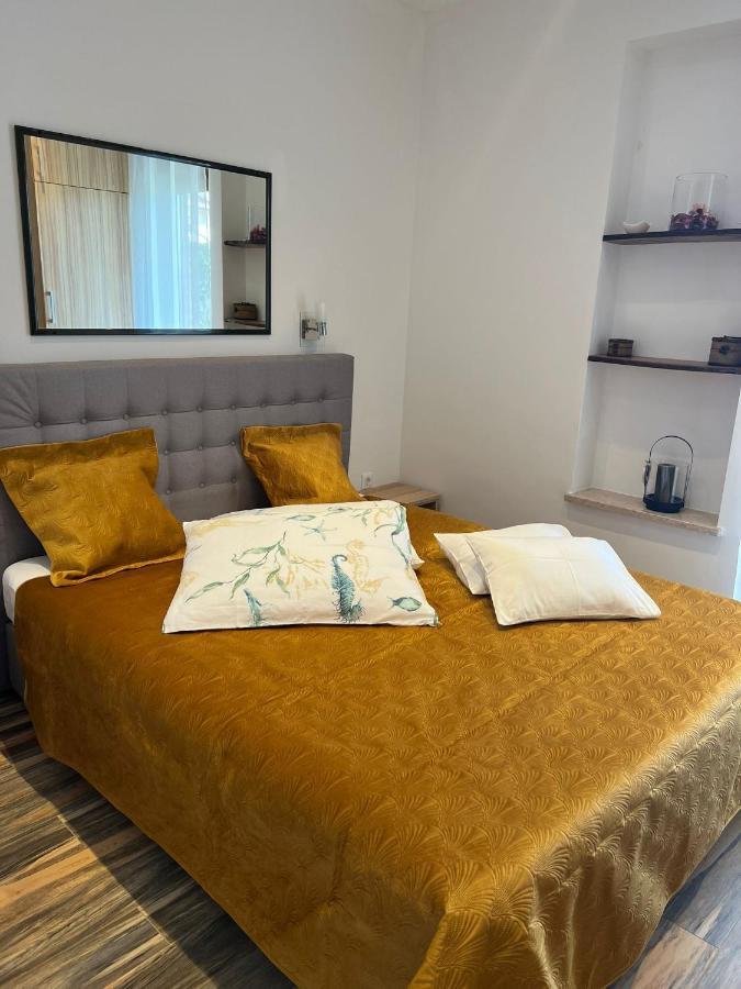 Apartments And Rooms Lorena 236 ロヴィニ エクステリア 写真