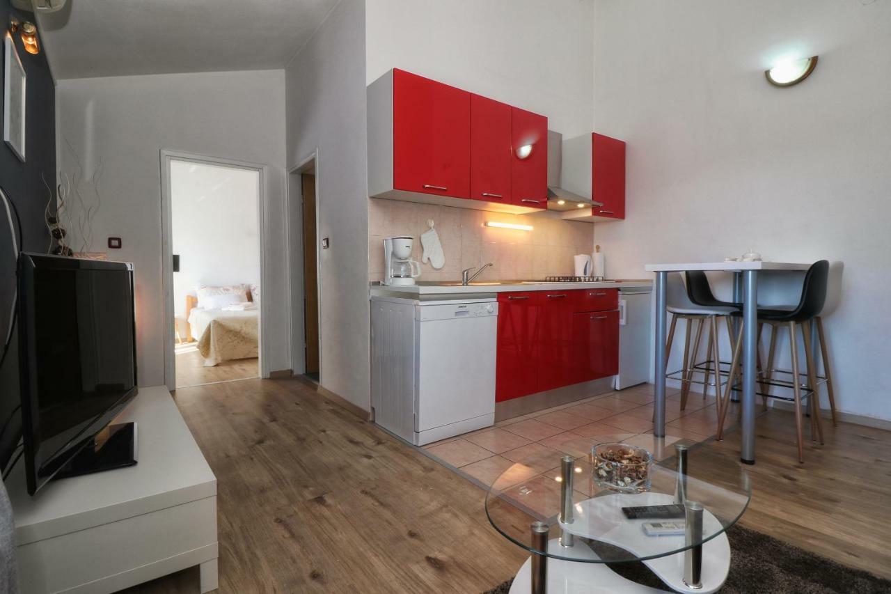 Apartments And Rooms Lorena 236 ロヴィニ エクステリア 写真