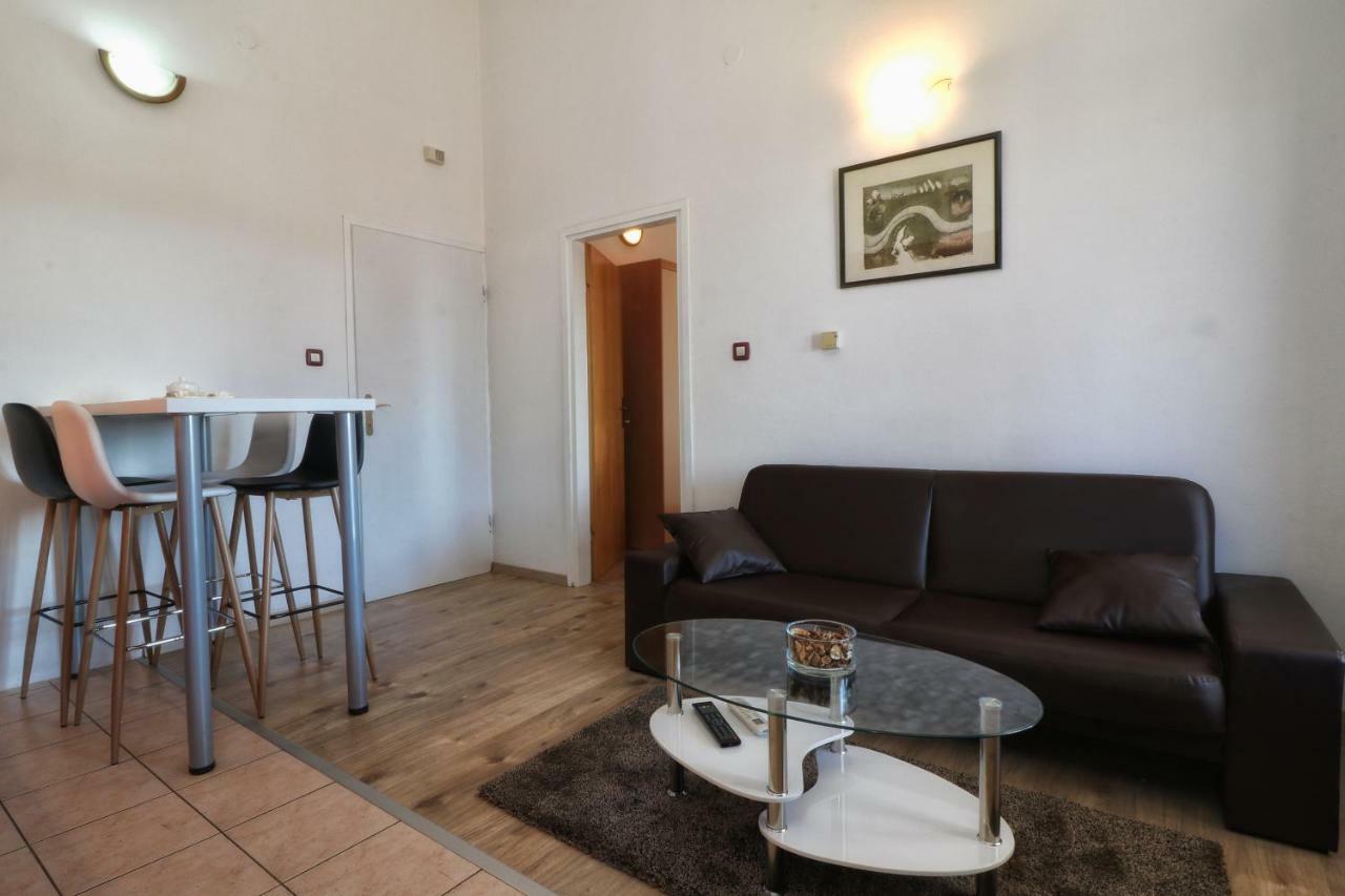 Apartments And Rooms Lorena 236 ロヴィニ エクステリア 写真