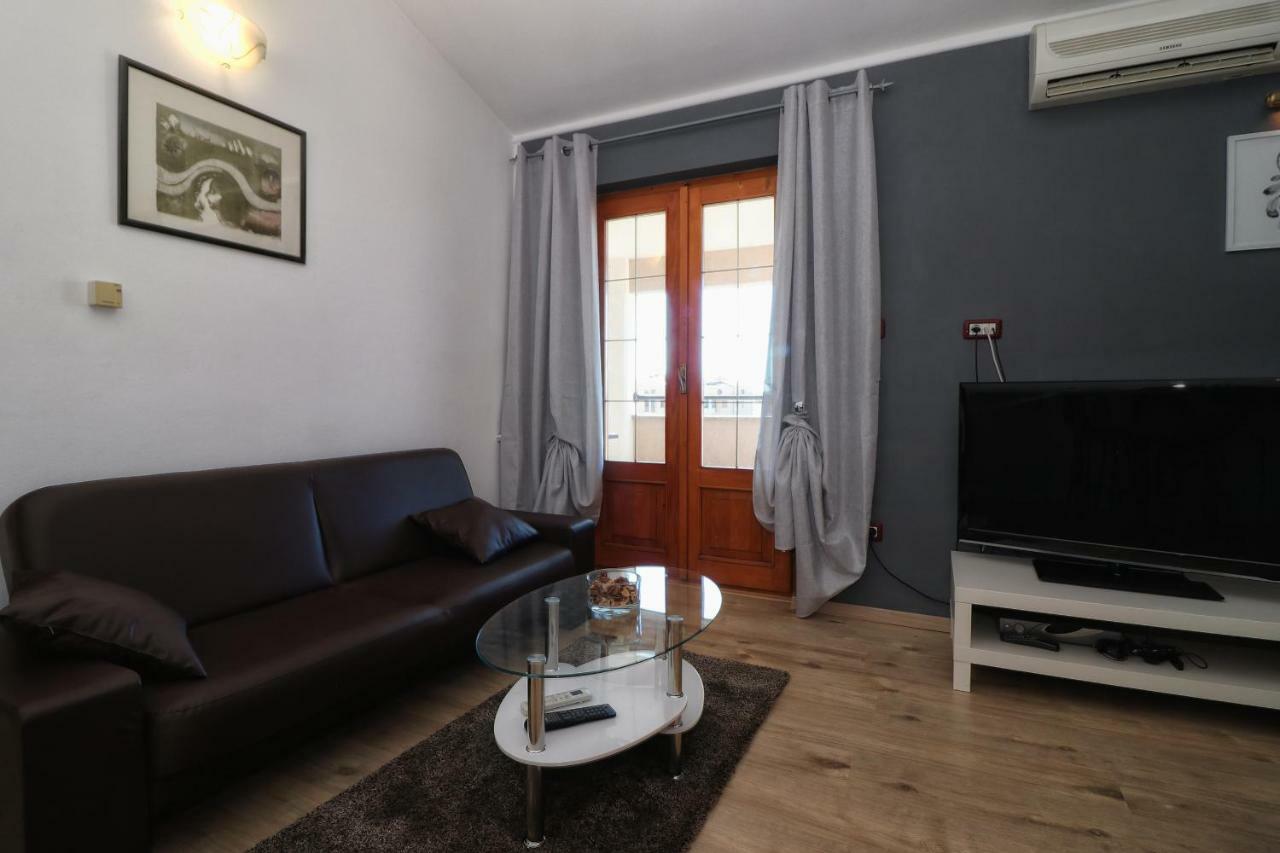 Apartments And Rooms Lorena 236 ロヴィニ エクステリア 写真